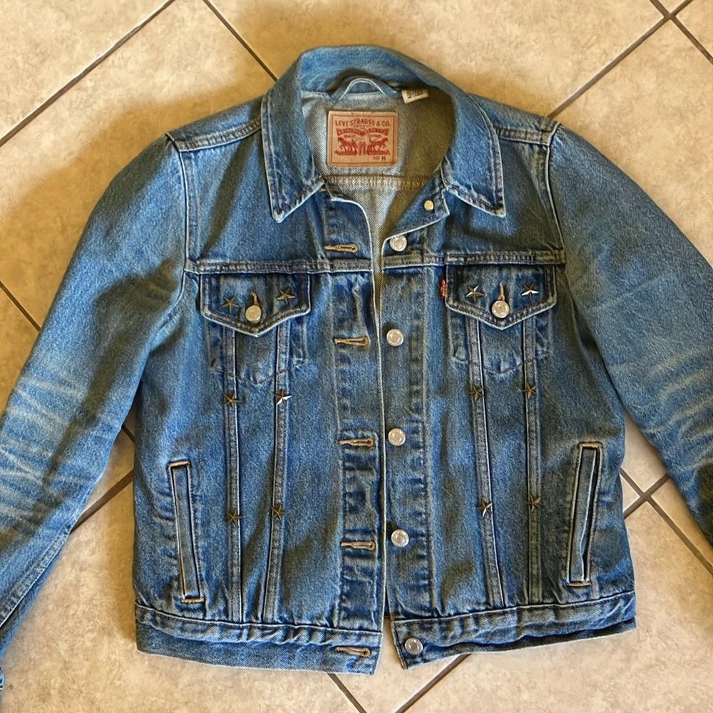 Levi’s denim jacket with gold star detail!